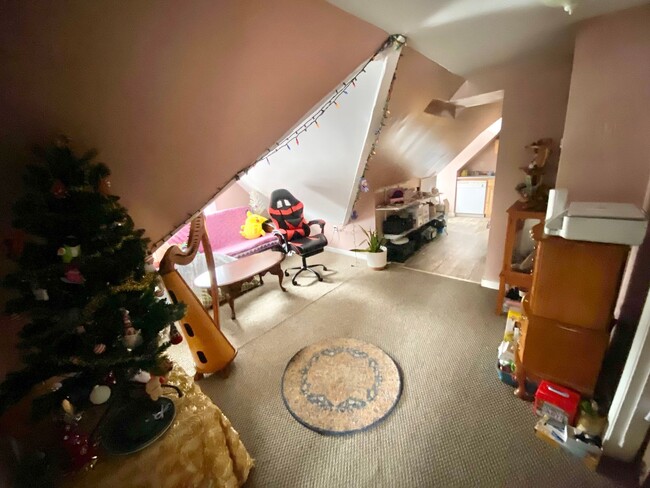 Building Photo - 34 Colchester Ave