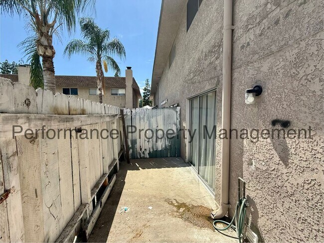 Building Photo - Cute 2 Story Condo in SW Bakersfield w/ Pool, RBP & $0 Deposit Option