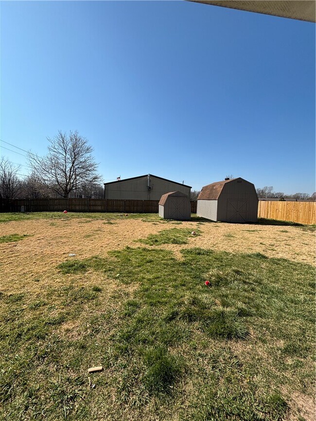 Building Photo - 2406 SW 16th St