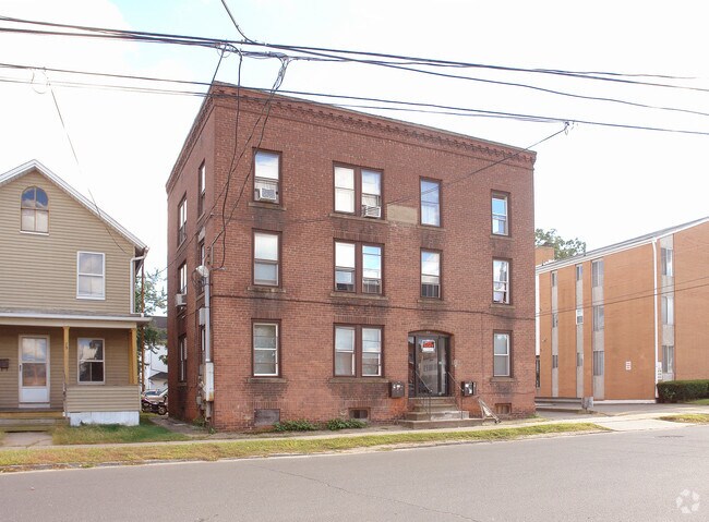 Building Photo - 83 Meadow St