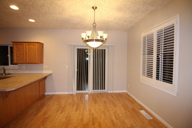 Building Photo - 4bd/2.5ba House with Washer/Dryer & Fully Fenced Yard!