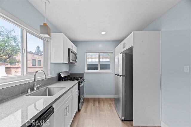 Building Photo - 2027 Vista Del Mar Ave