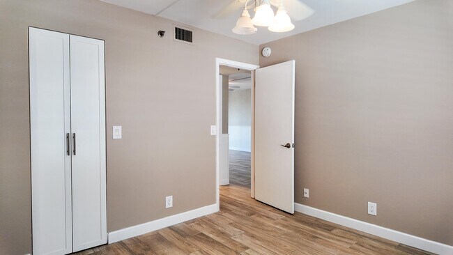 Building Photo - 4640 Lucerne Lakes Blvd W