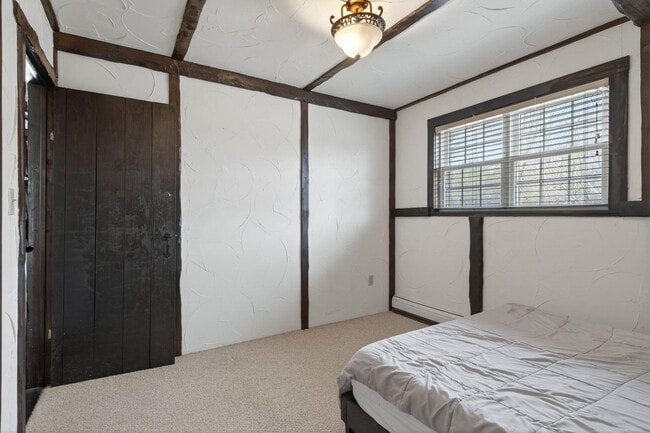 Building Photo - 178 Exeter Rd