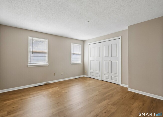 Building Photo - 1 E Gate Ln