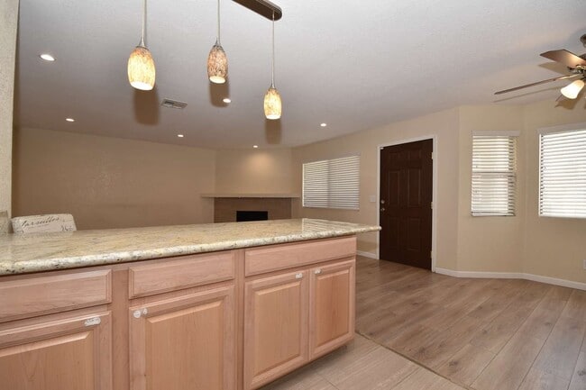 Building Photo - Large 2Bedroom | 2nd Floor | Highly Remodeled