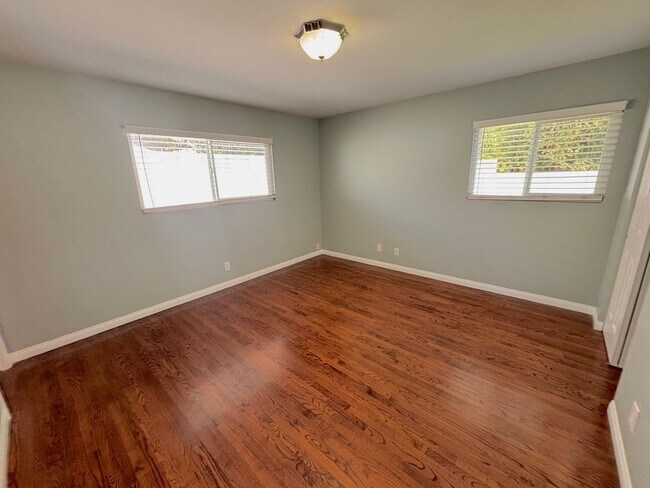 Building Photo - Clean and Upgraded 4 Bedroom Home Availabl...