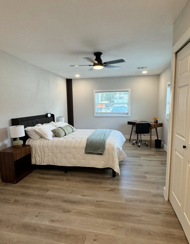 Building Photo - House close to UCF & Valencia with 4 Bedrooms for Students!