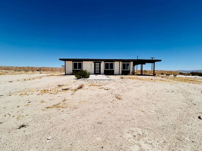 Building Photo - Quiet 2 bd House Surrounded by Open Desert