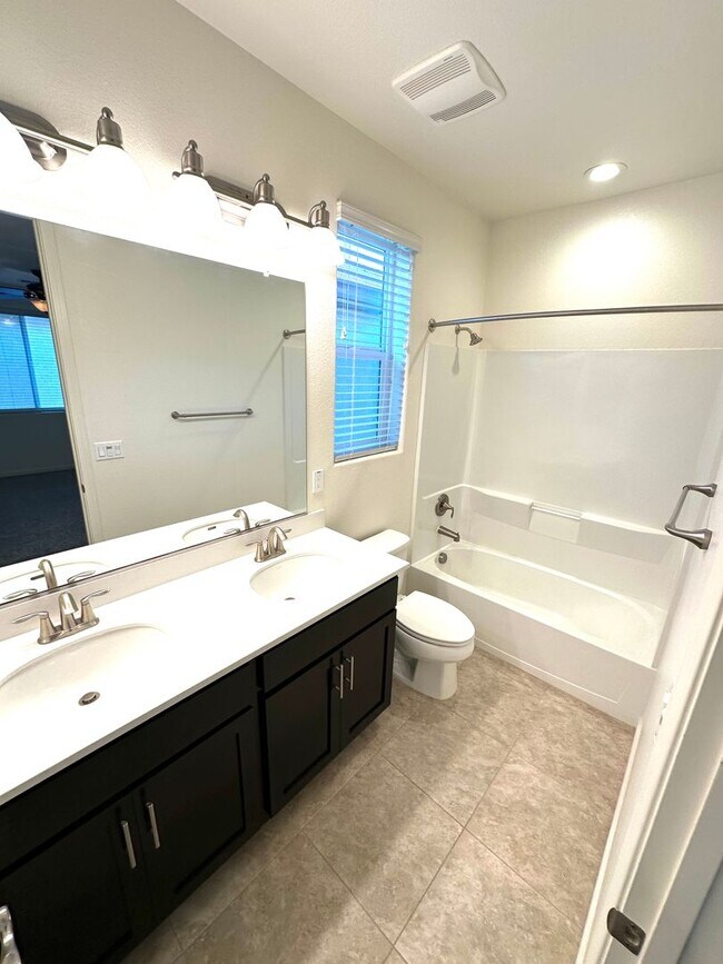 Building Photo - Natomas 3 Bedroom Home with a loft for rent!