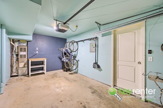 Building Photo - Beautifully Renovated 3 Bed Townhome in Prime North Seattle Location