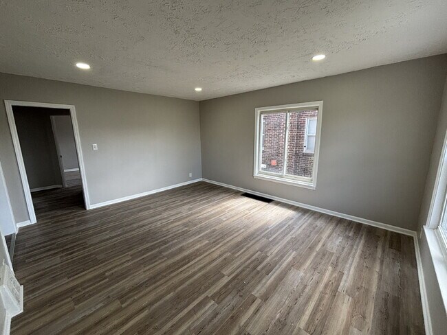 Building Photo - Spacious home in Gary!