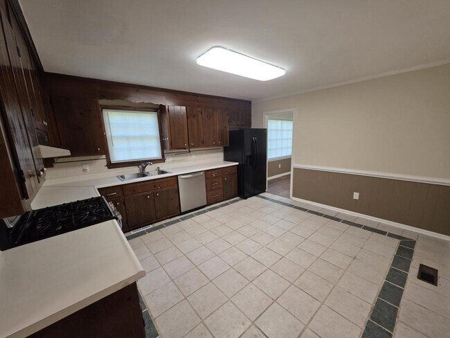 Building Photo - 212 Stratford Dr