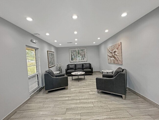 Building Photo - 535 Oaks Dr