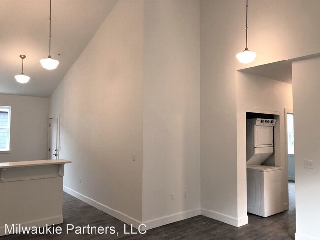 Building Photo - 7510 SE Milwaukie Ave