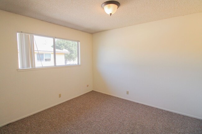 Building Photo - 2 Bedroom Townhouse Style Apartment with Private Fenced Patio