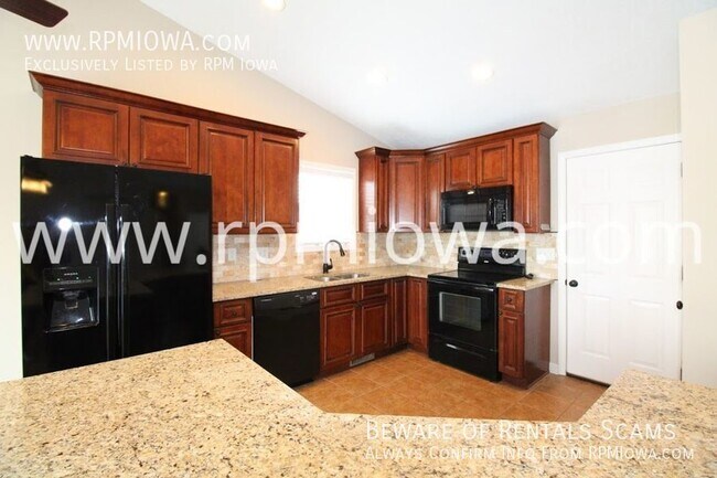 Building Photo - FINISHED BASEMENT!!! 4 Bedroom, 3 Bath Hom...