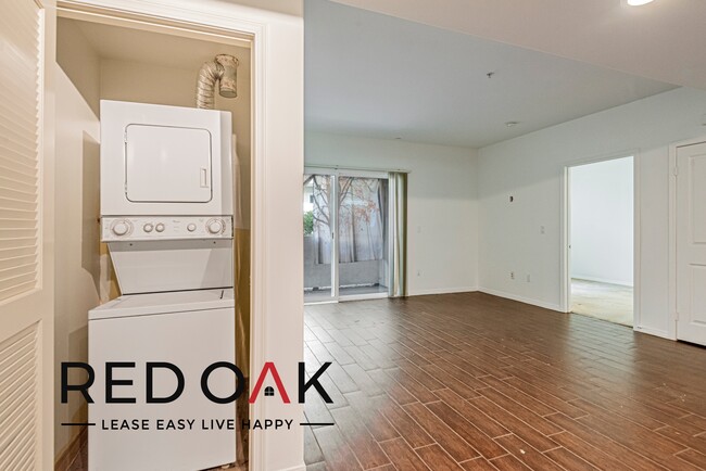 Building Photo - Gorgeous, Sun-Drenched Two Bedroom Walk Up...