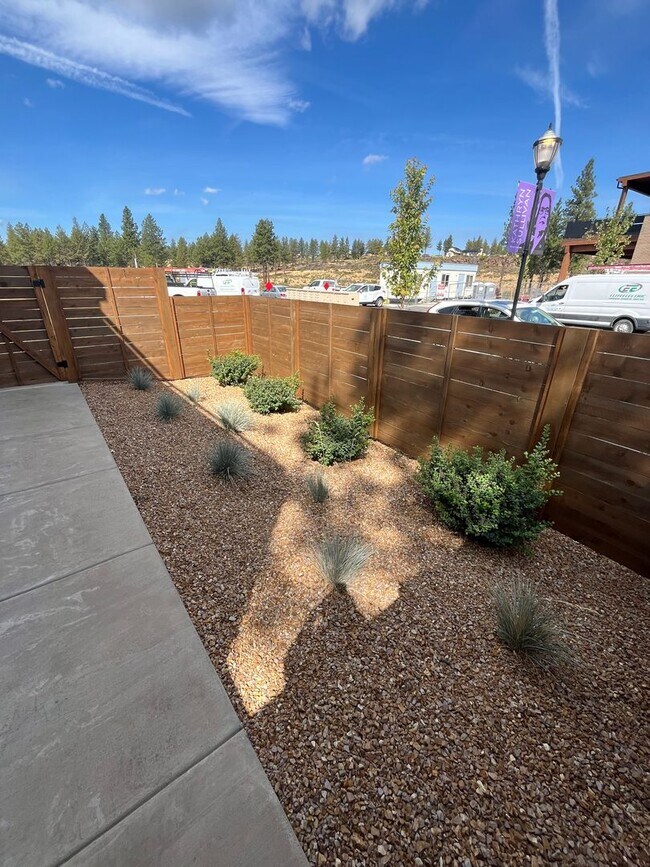 Building Photo - Like-New Townhome in the Gorgeous Terrane ...
