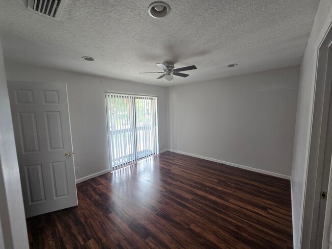 Building Photo - 703 Riverside Dr