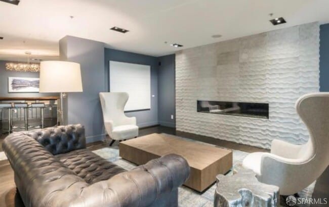 Building Photo - 555 4th St