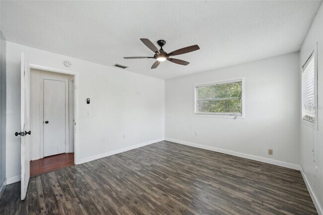 Building Photo - 503 Holt Cir