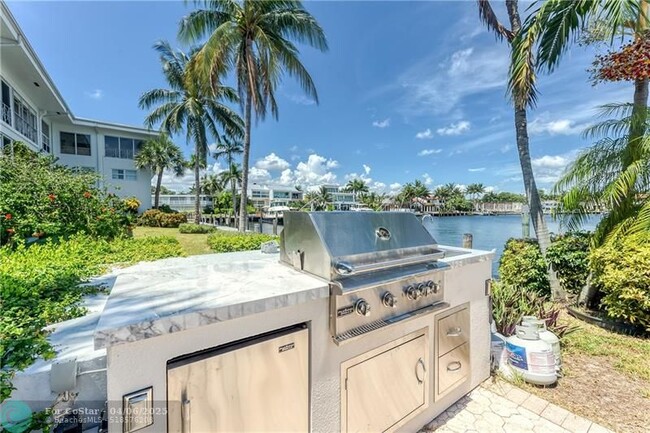 Building Photo - 2717 Yacht Club Blvd