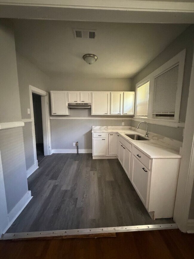 Building Photo - Mallory Duplex