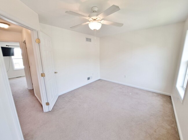 Building Photo - 2 Bed / 1-1/2 Bath Townhome