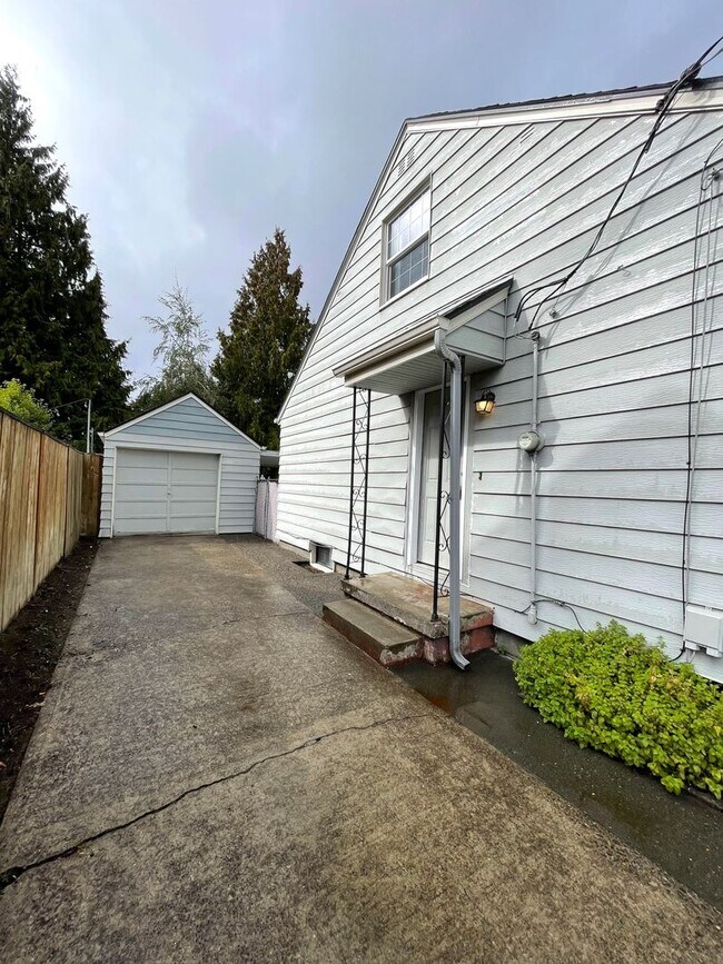 Building Photo - Renovated 3 Bed, 2 Bath House with Large Yard