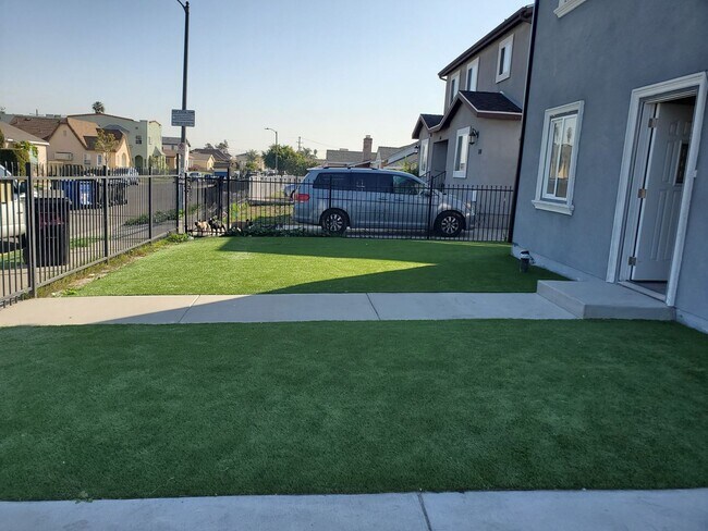 Building Photo - MULTI-FAMILY HOUSE