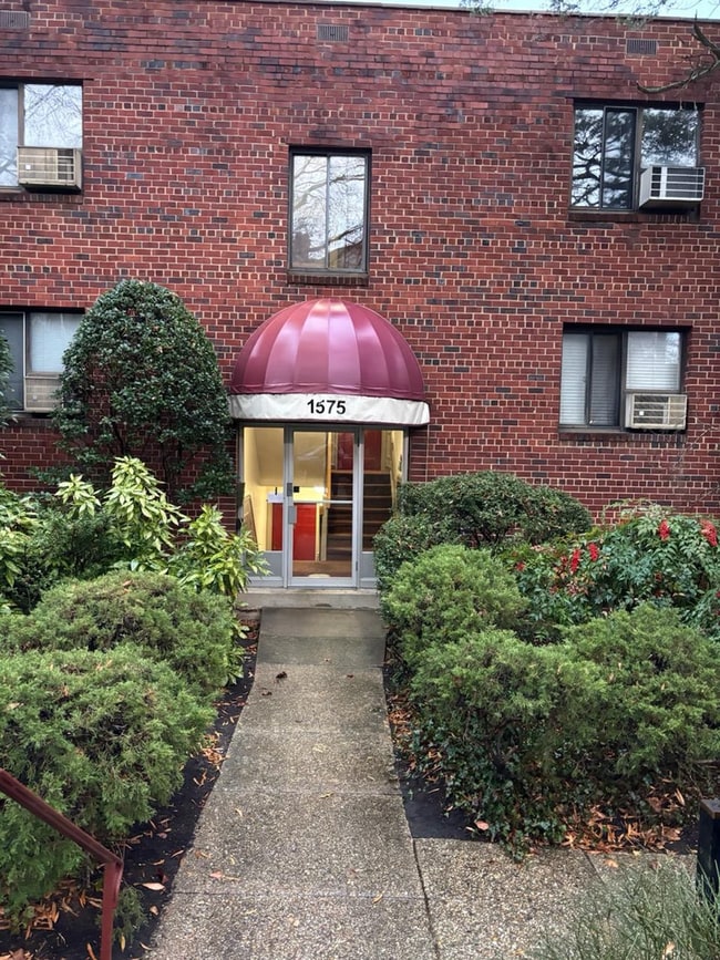 Building Photo - 1575 N Colonial Ter