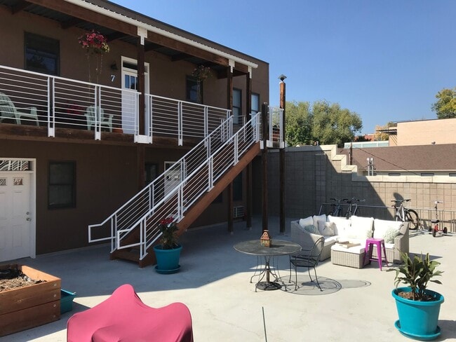 Building Photo - 2 Bed 2 Bath Condo In the Heart of Downtow...