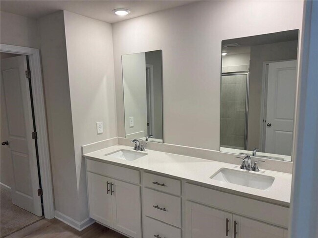 Building Photo - 181 Vly Oak Dr