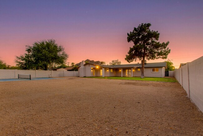 Building Photo - Beautiful 4 Bedroom, 3 Bath Home on an Oversized 18,000 Sq Ft Lot