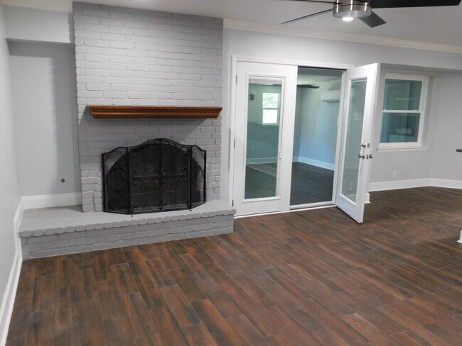 Building Photo - Three Bed/Two Both Home with Great Parking off Wurzbach and Vance Jackson.