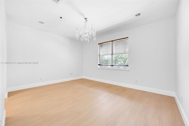 Building Photo - 742 NE 7th Ave