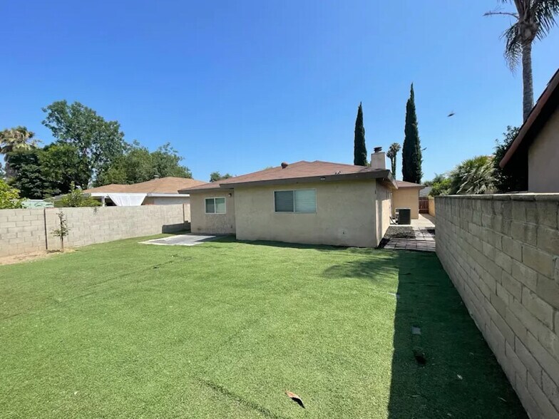 Building Photo - 7313 Reseda Blvd