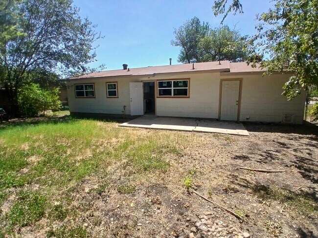 Building Photo - 221 Park Ln