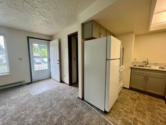 Building Photo - 1 BD Upper Level Apt - W/S/G Included Plea...