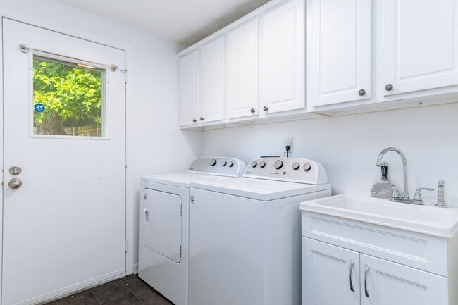 Building Photo - 4 bed/3 bath Walk to Lane Stadium Pet Frie...