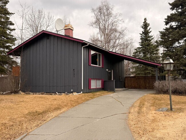 Building Photo - A beautiful and spacious (4) Bedroom home has what you need!