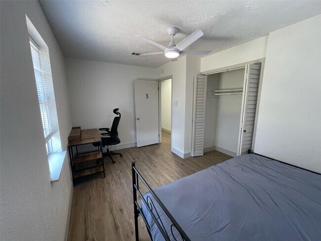 Building Photo - 411 Guyer St