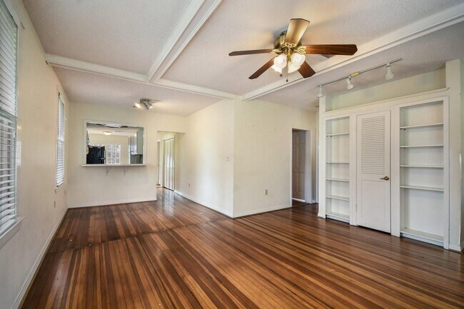 Building Photo - 609 Harthan St
