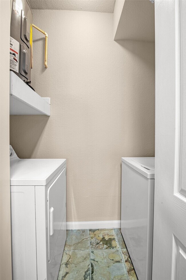 Building Photo - 7575 Kirby Dr