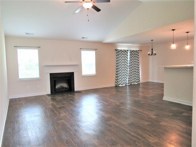 Building Photo - 136 Laredo Dr