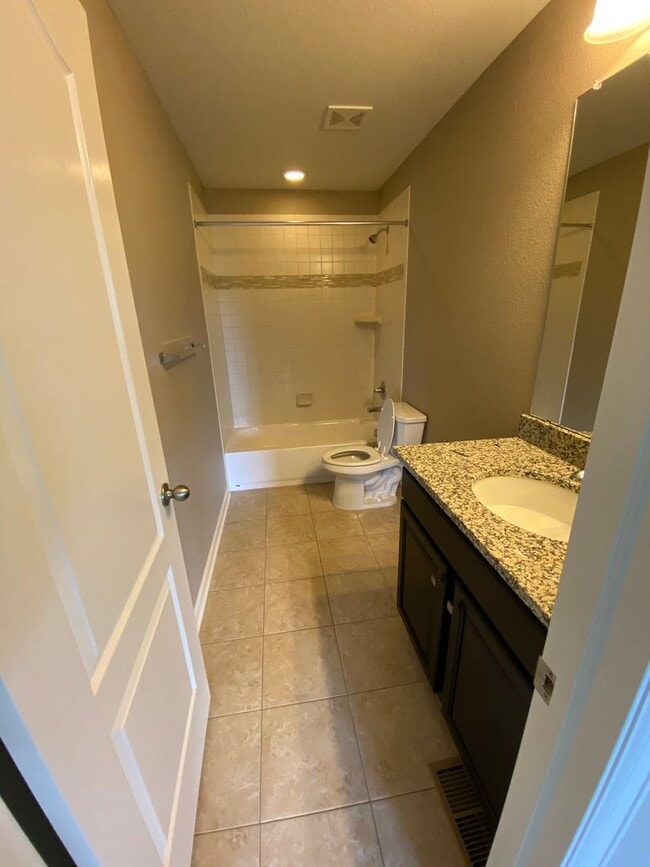 Building Photo - Lovely 4 Bedroom/3 Bathroom Erie Home - Available June!!