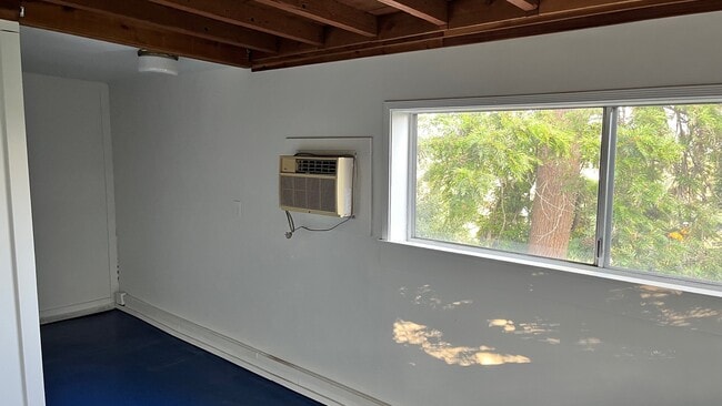Front bedroom - 1472 Silverwood Dr
