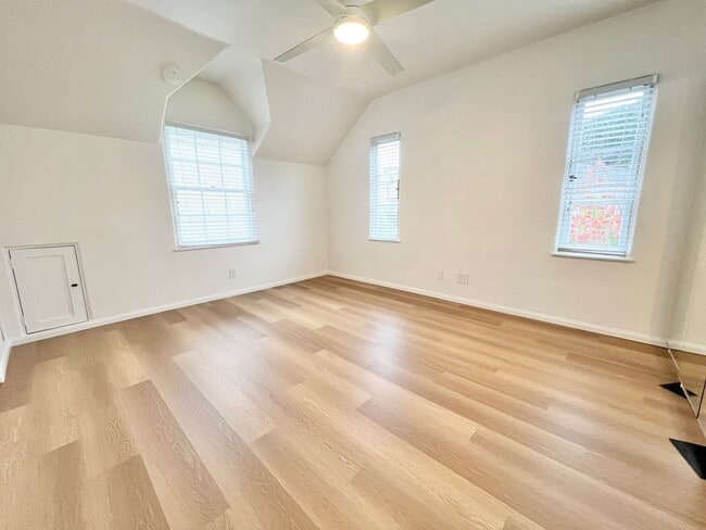 Building Photo - Charming Two Story Home in Belmont Shore near 2nd Street