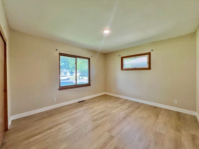 Building Photo - 1/2 Off 1 Month Rent